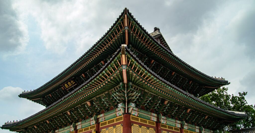 문화가 있는 날 궁궐 무료 관람을 떠올리게 하는 한국 전통 궁궐 건물