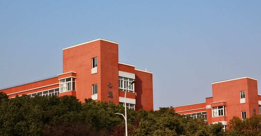 학자금대출 2026 안내 - 푸른 하늘 아래 캠퍼스 교육 건물